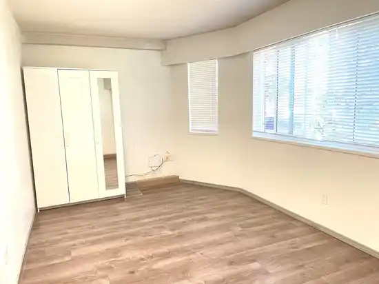 33 W WOODSTOCK AVENUE, Vancouver BC V5Y 2R6