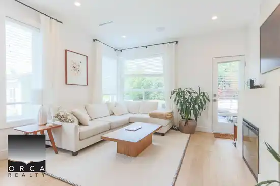116 W WINDSOR ROAD, North Vancouver BC V7N 2M8