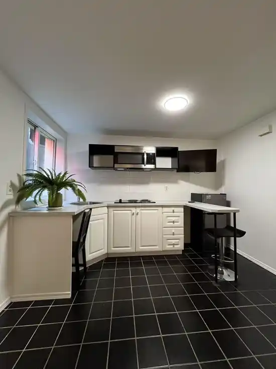 5 1517 COMOX STREET, Vancouver BC V6G 1P3