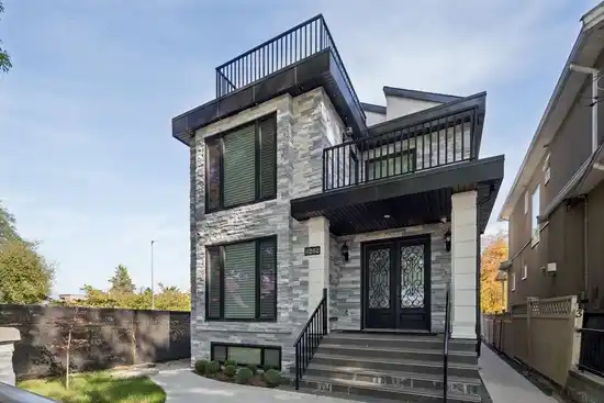 2 6262 BATTISON STREET, Vancouver BC V5S 3M8