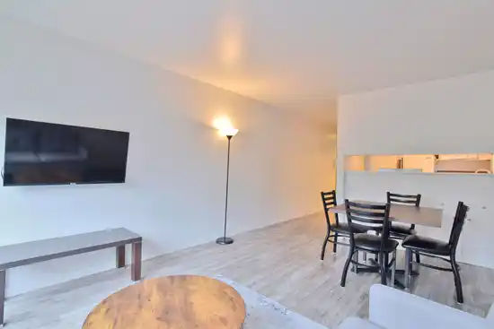 102 1540 HARO STREET, Vancouver BC V6G 1G5
