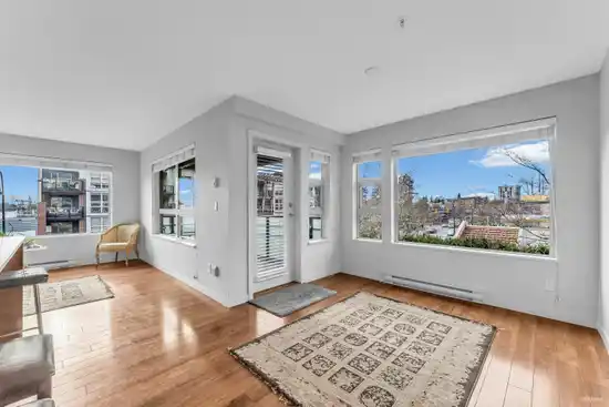 305 1677 LLOYD AVENUE, North Vancouver BC V7P 0B1
