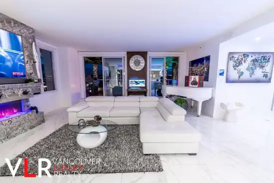 PH 199 DRAKE STREET, Vancouver BC V6Z 2Y8