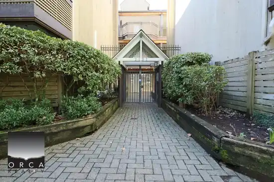 202 3191 MOUNTAIN HIGHWAY, North Vancouver BC V7K 2H4